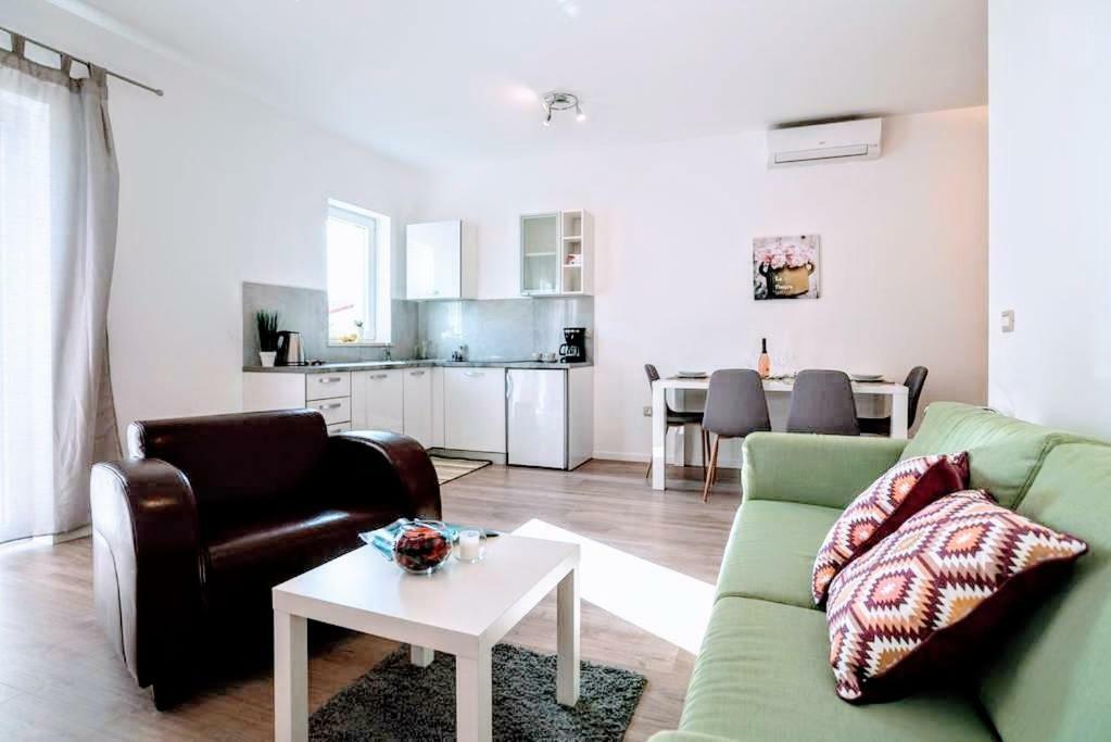 Holiday Apartments Mediterraneo Funtana Extérieur photo